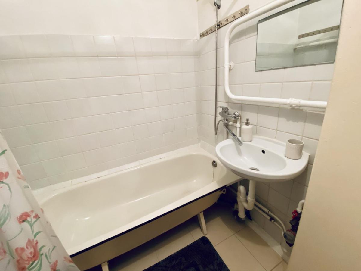 Spacious 3-Room Apartment & Parking リガ エクステリア 写真