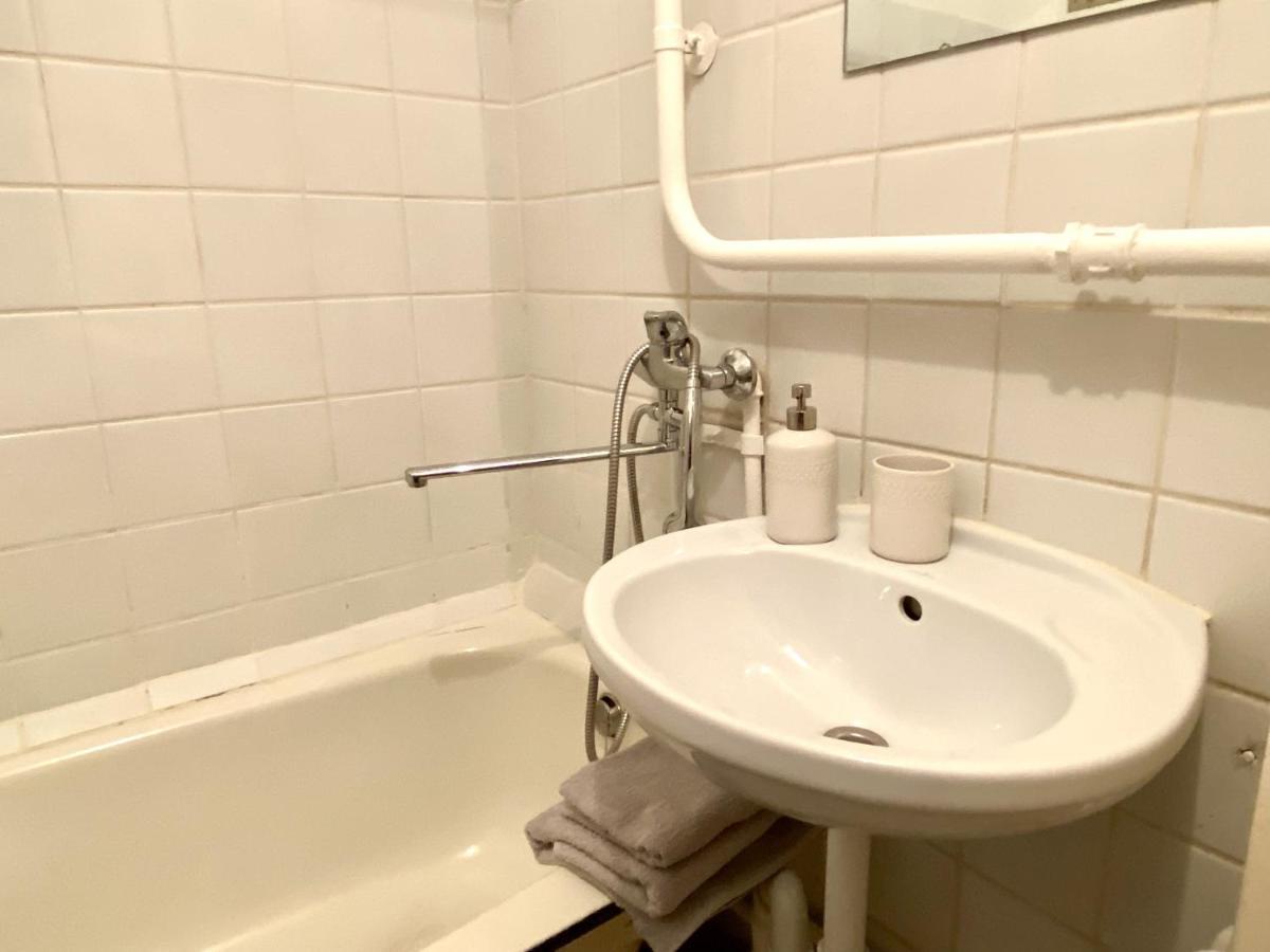 Spacious 3-Room Apartment & Parking リガ エクステリア 写真